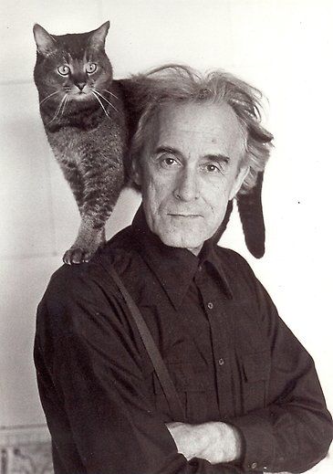 Werner Aspenström med katt på axeln