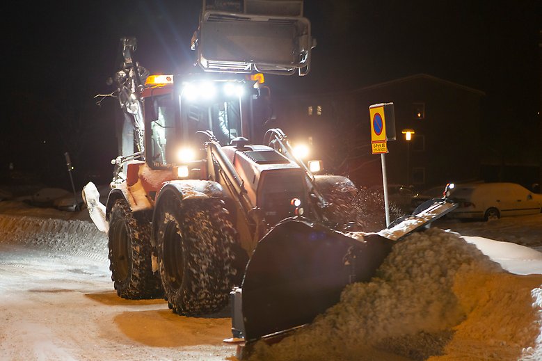 Traktor som röjer snö