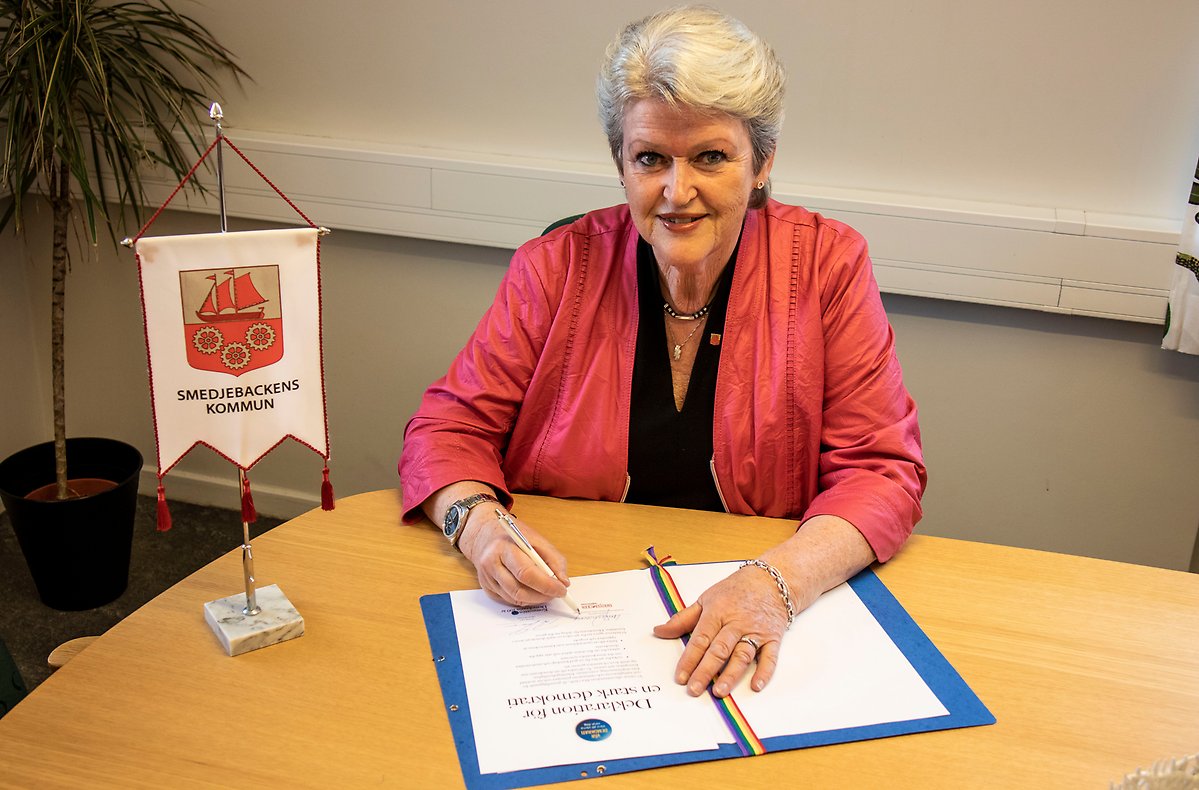 Carin Runeson signerar deklarationen för en stark demokrati